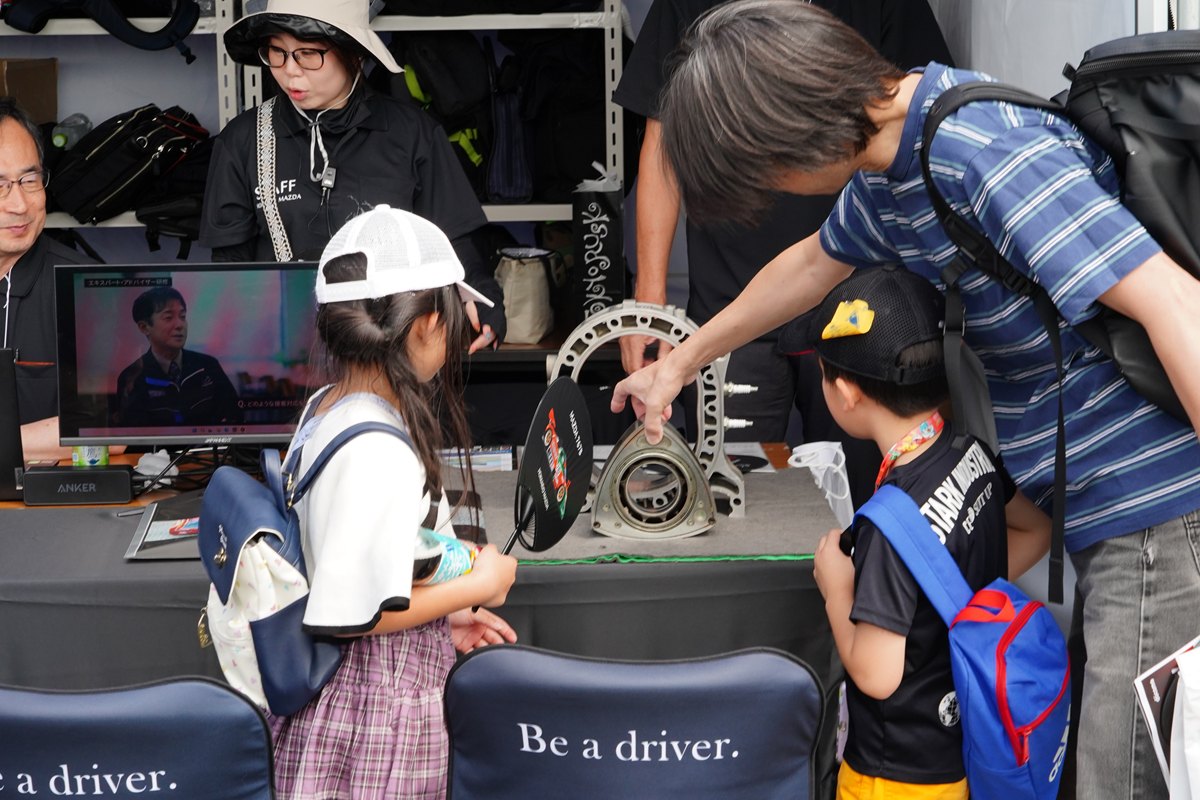 ロータリーエンジンを間近に見る子供