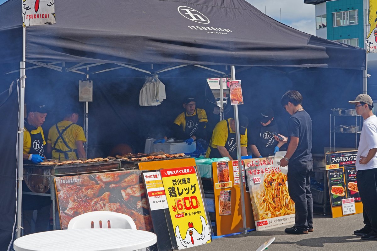 炭火焼き鶏レッグ、味噌ホルモンうどんなどなど。