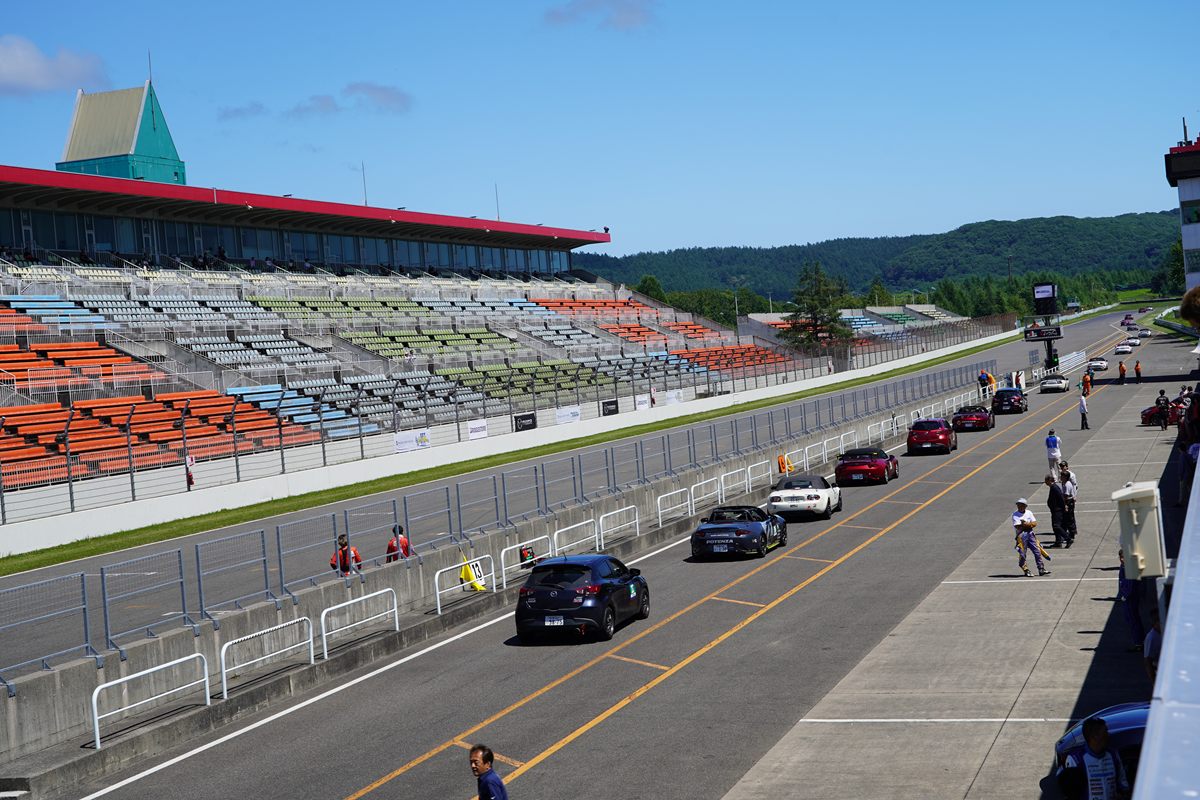 ピットから続々とレース車両が本コースに流れ込みます。