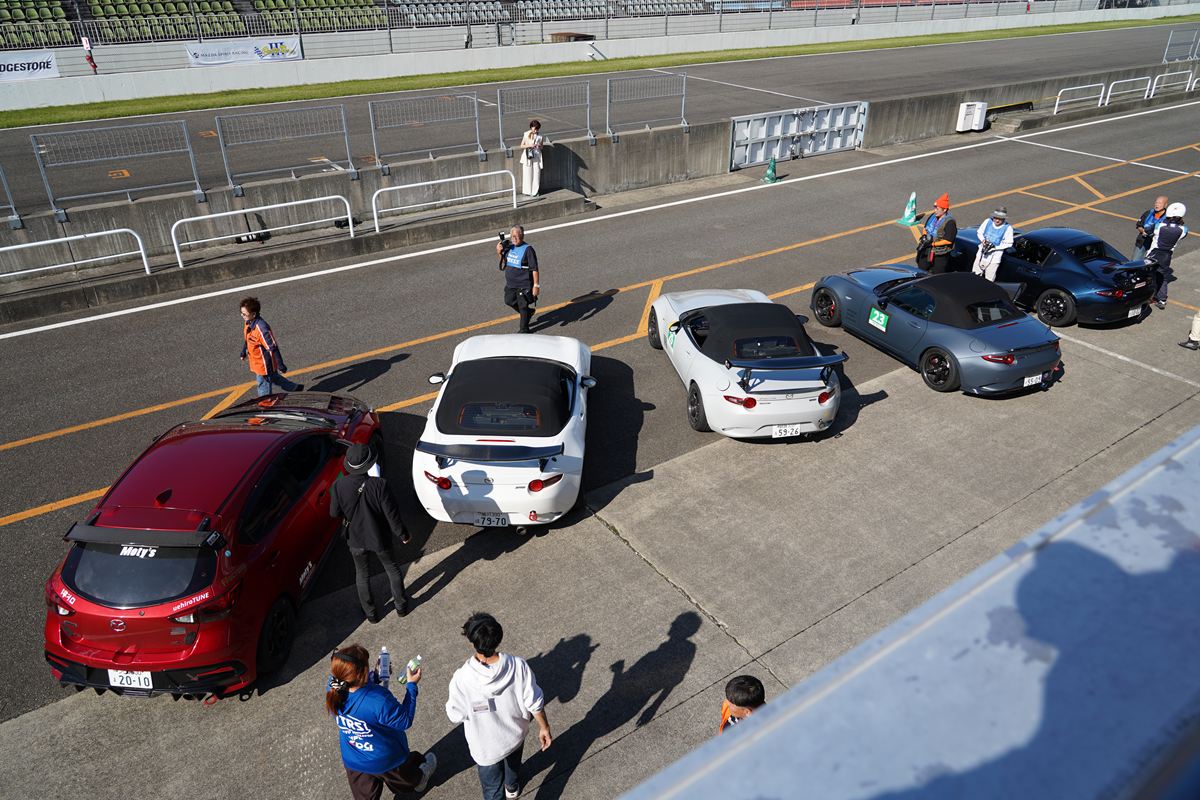 マツダ耐久レースに入賞した車両が並びます。