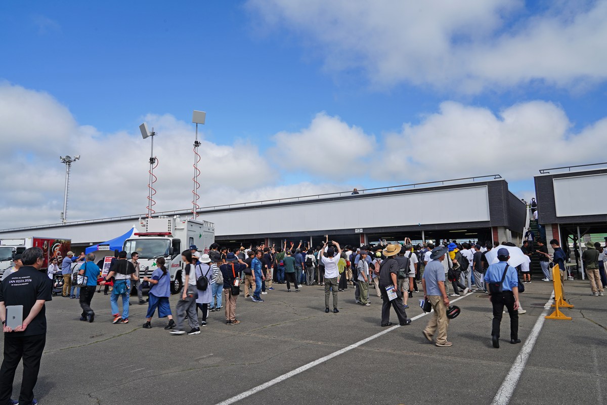 767B 4ローターエンジンの水温調整に群がるファン
