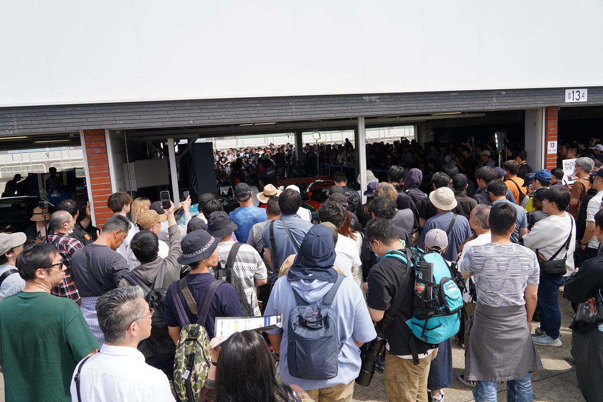 767Bエンジン音に熱狂するファン
